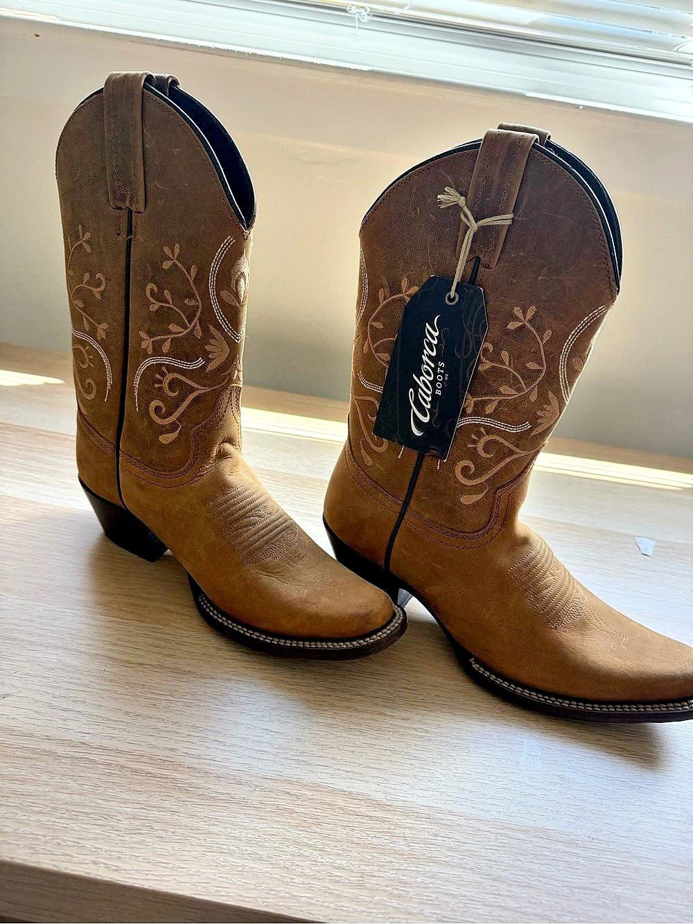 Una Leyenda Viviente Embroidered Western Heeled Boots in Brown NWT